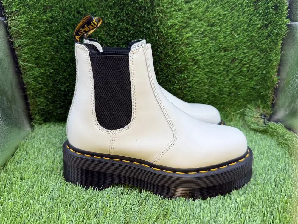 Dr. Martens 2976 QUAD Chelsea Boot Unisex M6/W7 White Leather Platform Pull-On